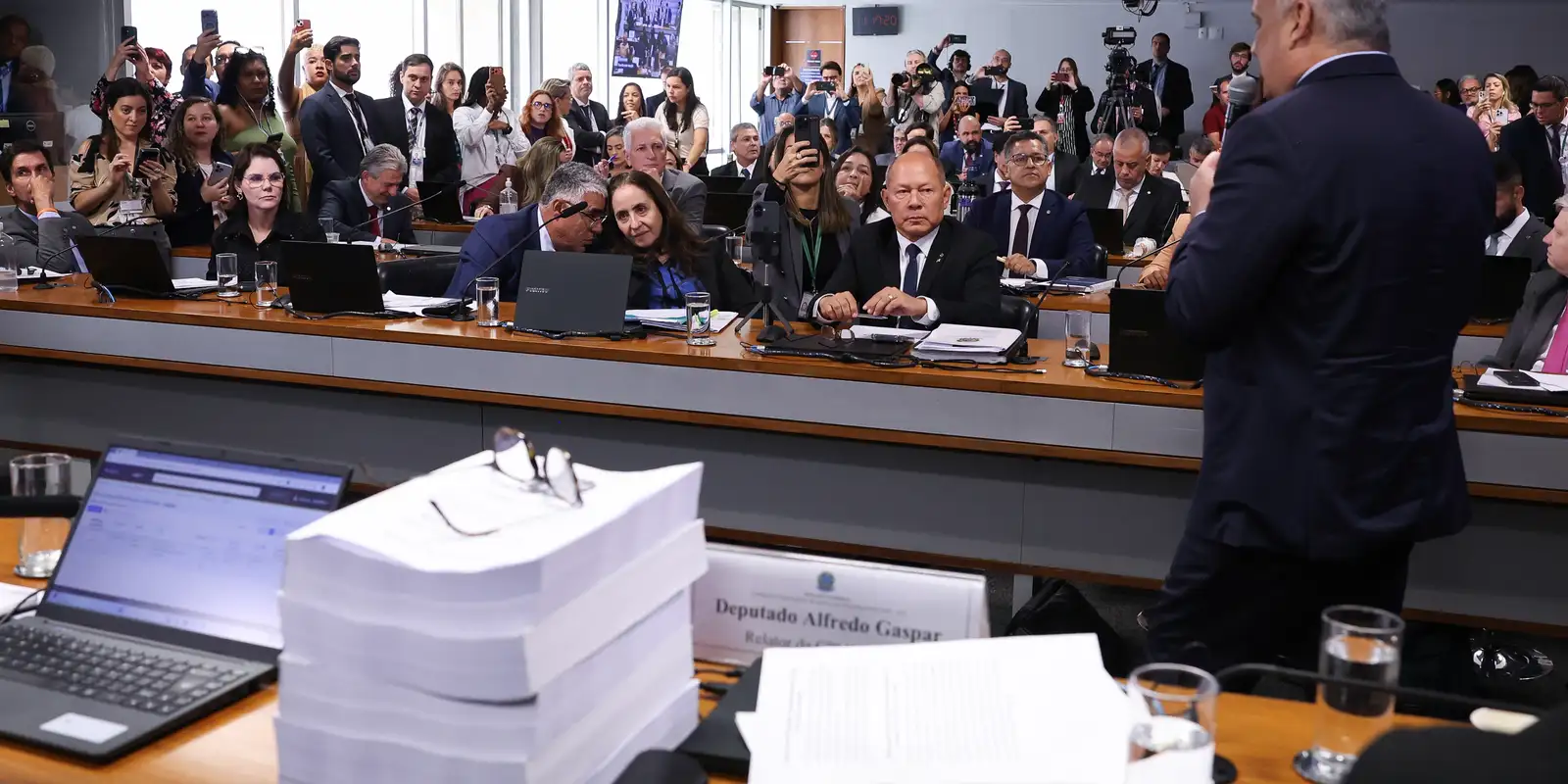 Relatório da CPMI do INSS pede indiciamento de 216 pessoas